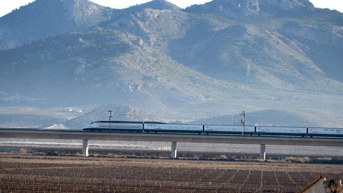 Tren circulando por la línea de alta velocidad Madrid-Alicante.