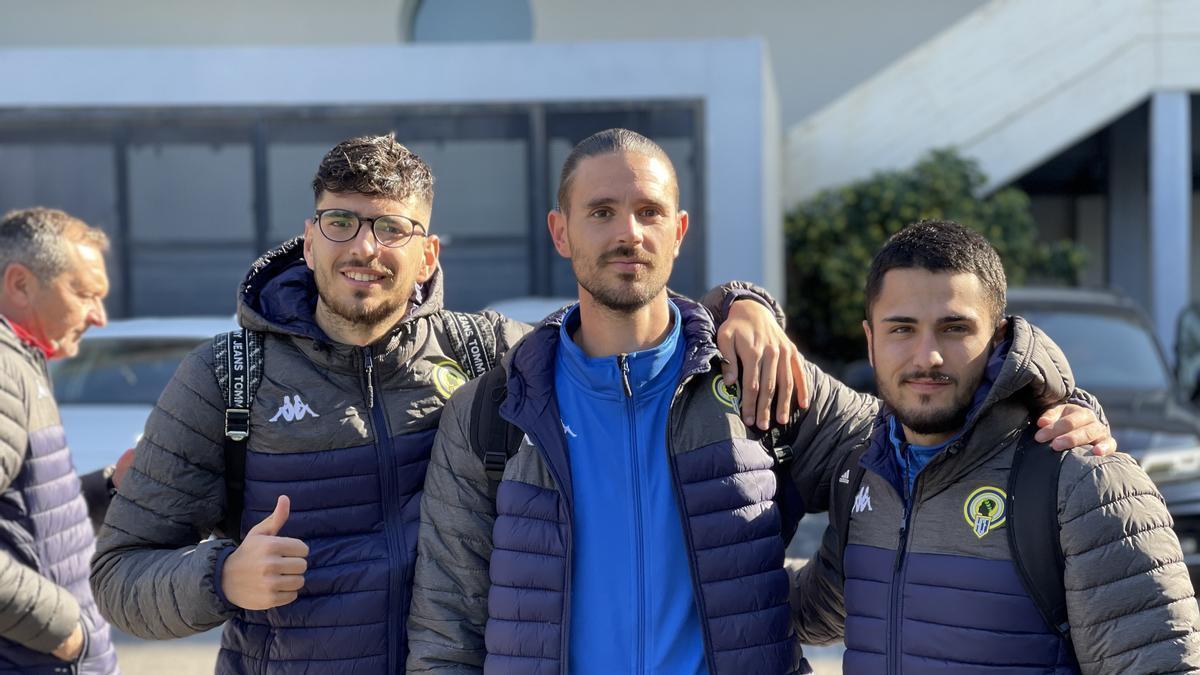 Dani Marín e Iván Martínez acompañan a Mario Gómez, en el centro de la imagen, antes de iniciar viaje a Badalona.