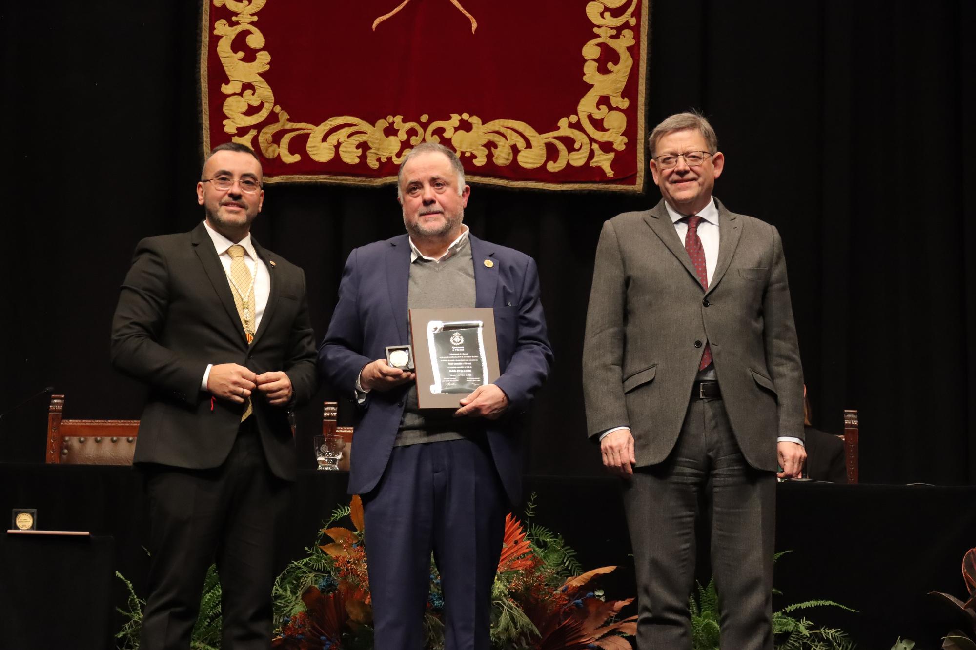 Las imágenes de la entrega de las medallas de oro de Vila-real a Porcelanosa, Carmelitas y 'Quique' y la distincion de Hijo Predilecto a Diego Dualde