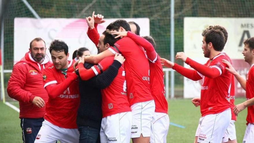 Los jugadores rojillos se abrazan a Tinto para brindarle la victoria ante el Ourense. // Bernabé/Cristina M. V.