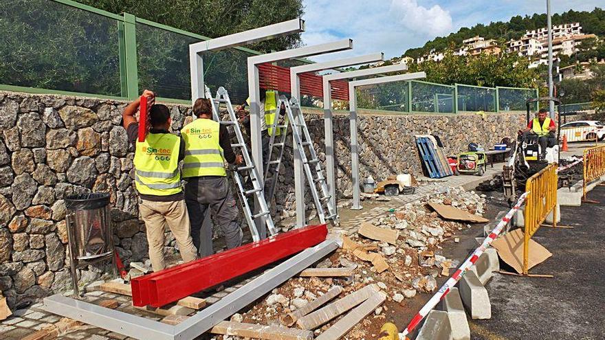 Operarios trabajando en las nuevas marquesinas.