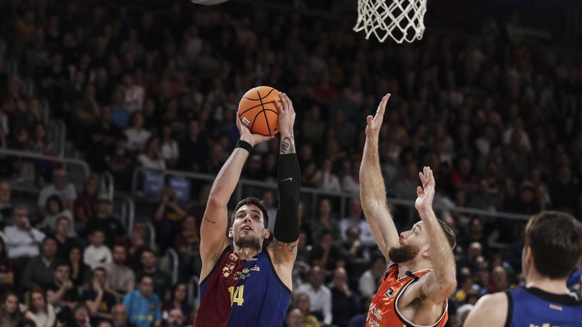 Willy Hernangómez tira a canasta frente a Matt Costello.