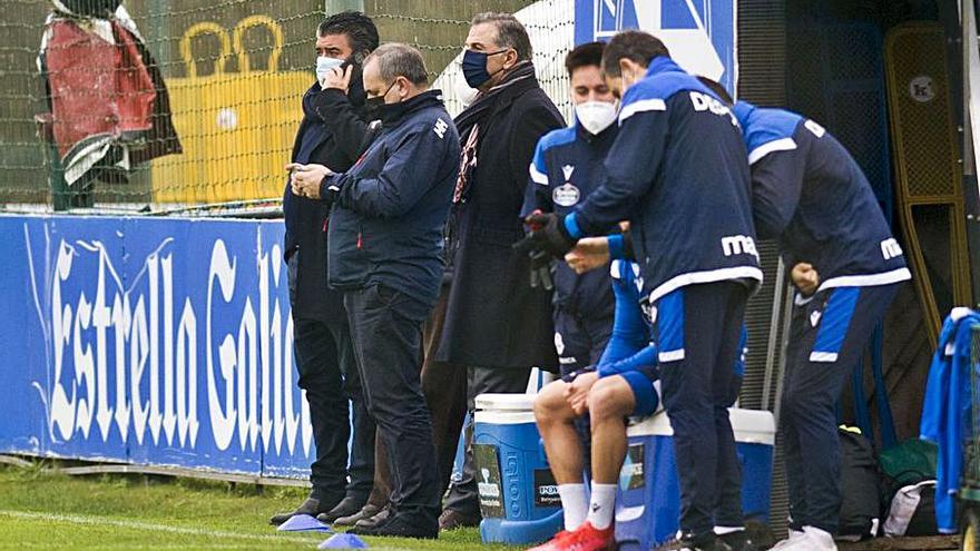 Vidal, ayer con sus consejeros en Abegondo. |  // CASTELEIRO / ROLLER AGENCIA