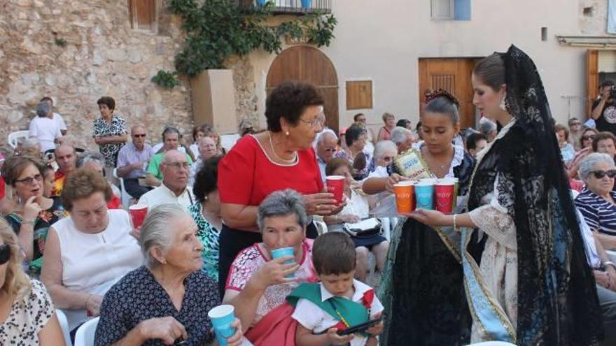 Horchata y danzas para el día de los mayores en las fiestas de Peñíscola