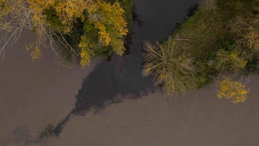 Arrastre de cenizas con las lluvias en Vilamartín, hace días. |  Brais L.