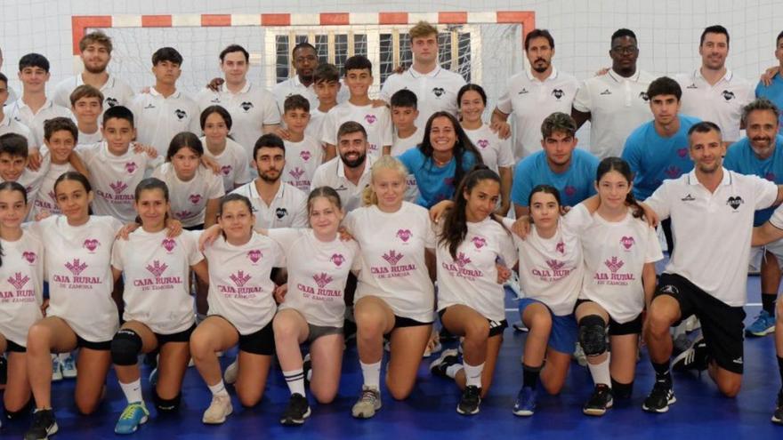 Los &quot;Guerreros de Viriato&quot; visitan a los jóvenes que participan en el Campus del Balonmano Zamora