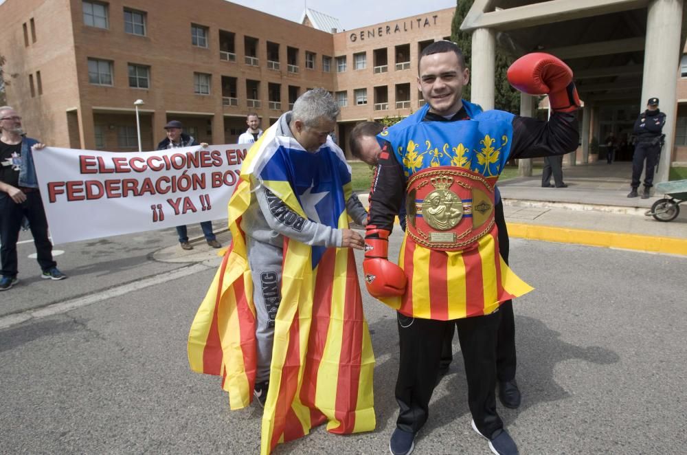 Protesta de boxeadores frente a la Conselleria de Educación