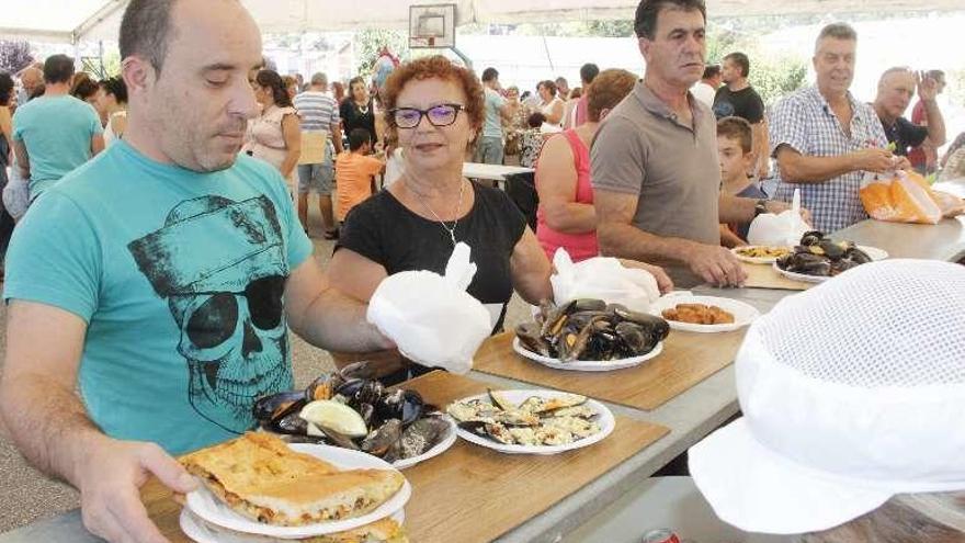 El mejillón triunfó en Moaña a la vinagreta, al vapor, en empanada... // S.A.