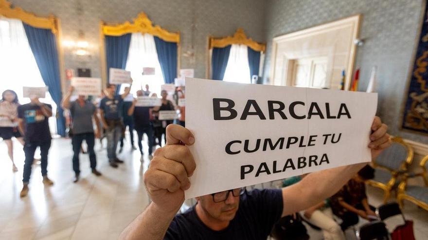La mejora salarial de los funcionarios del Ayuntamiento de Alicante: con secretos de Barcala y sin avances con los pagos