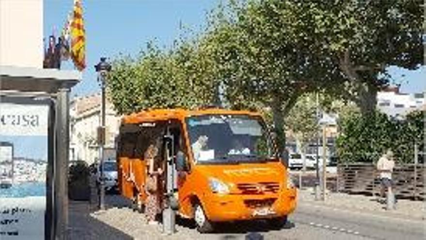 Un dels autobusos de la línia.