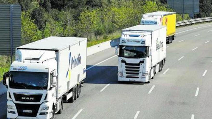 Camions circulant per un tram gironí de l&#039;autopista, en una imatge d&#039;arxiu.