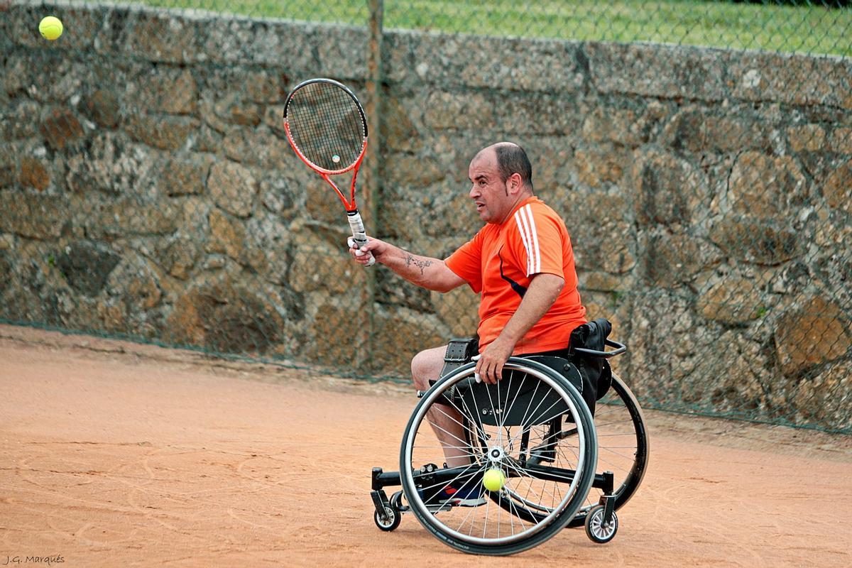 José Manuel Ramil 'Furilla', jugando a tenis en silla de ruedas.