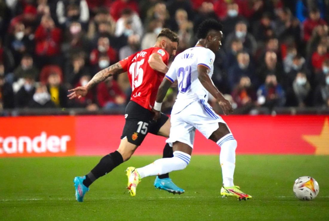 Vinicius disputa una pelota con un jugador del Mallorca.