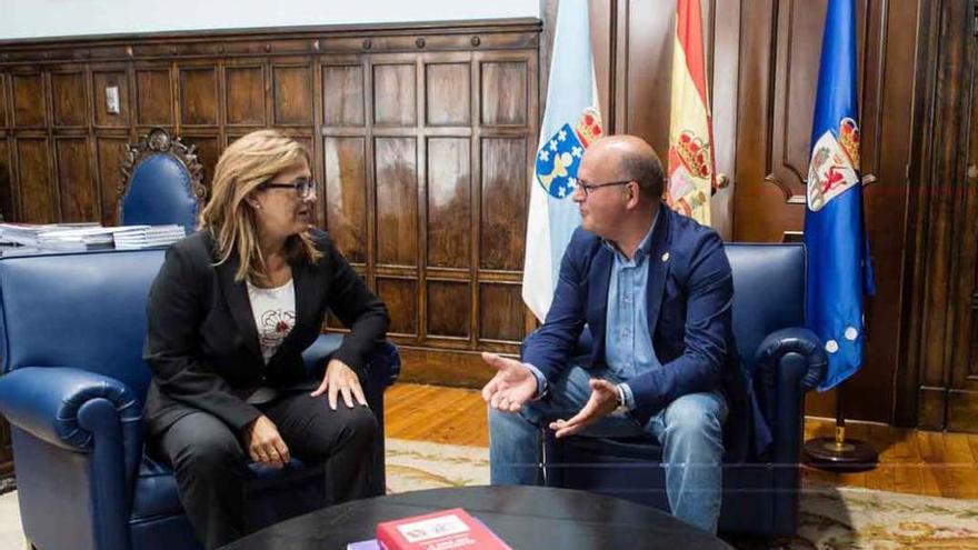 Mayte Martín Pozo, junto con el presidente de la Diputación de Orense.