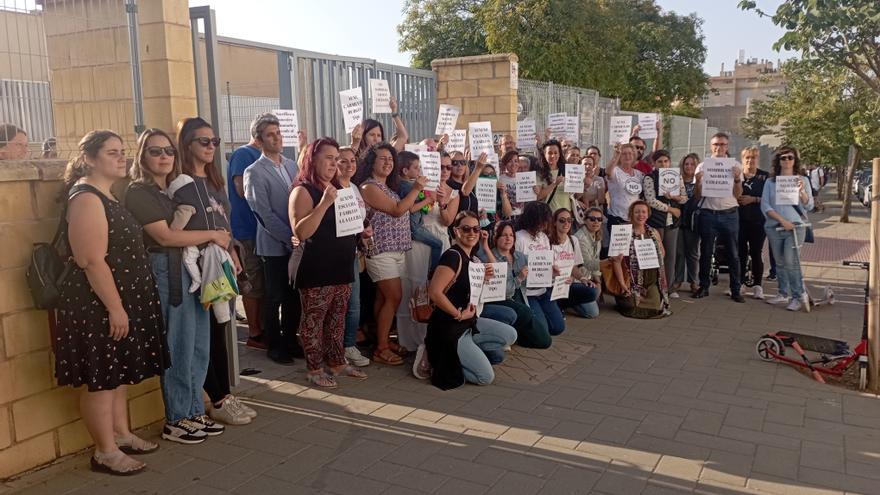 Concentración de protesta de padres en el Colegio Carmen de Burgos de Teatinos