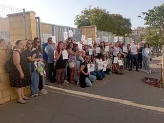 Concentración de protesta de padres en el Colegio Carmen de Burgos de Teatinos