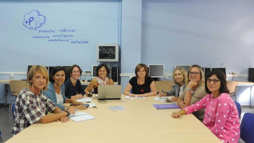 Un grupo de docentes en el aula &quot;+Proyectos&quot; del instituto Avelina Cerra de Ribadesella.