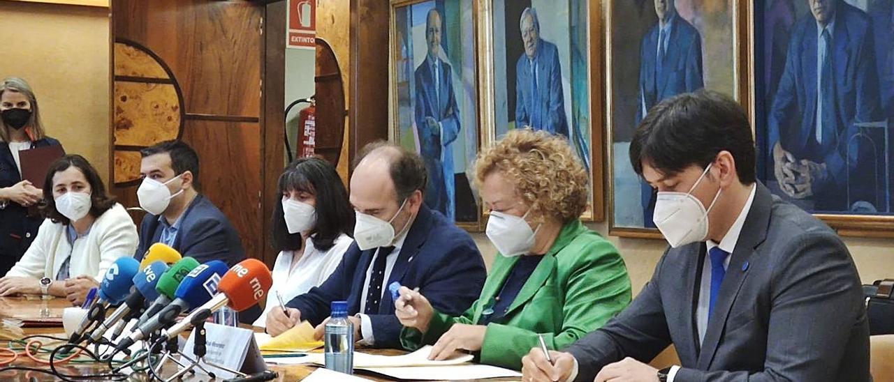Por la derecha, Borja Sánchez, Rosa Menéndez e Ignacio Villaverde, ayer, en la firma de convenios. | A. Velasco