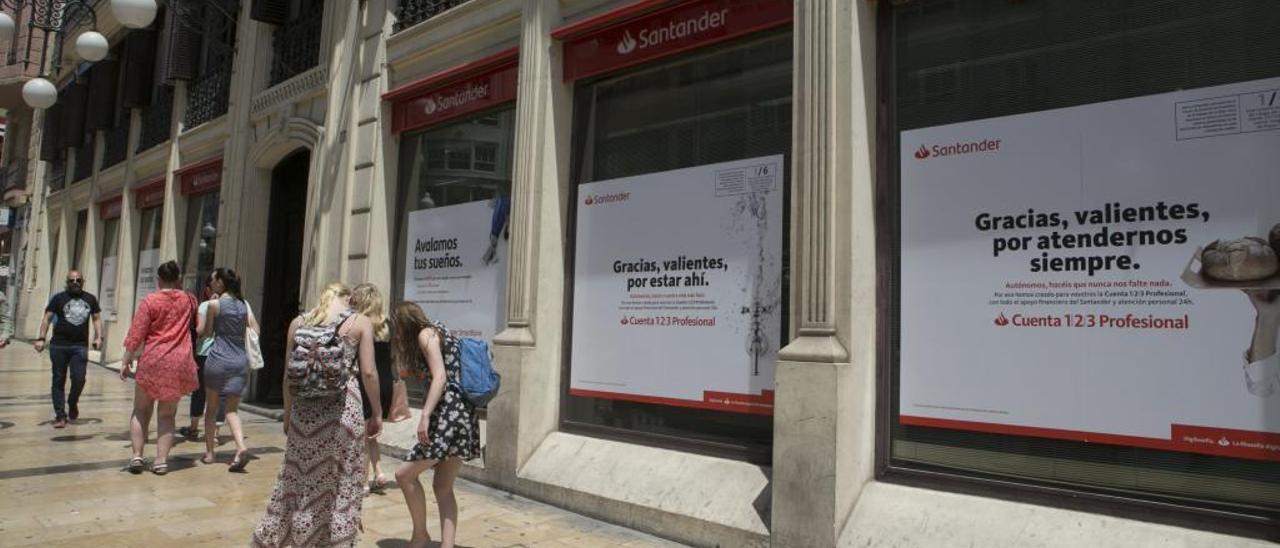 La antigua oficina del Banco Popular en la Rambla de Alicante, ya con el rótulo del Santander.