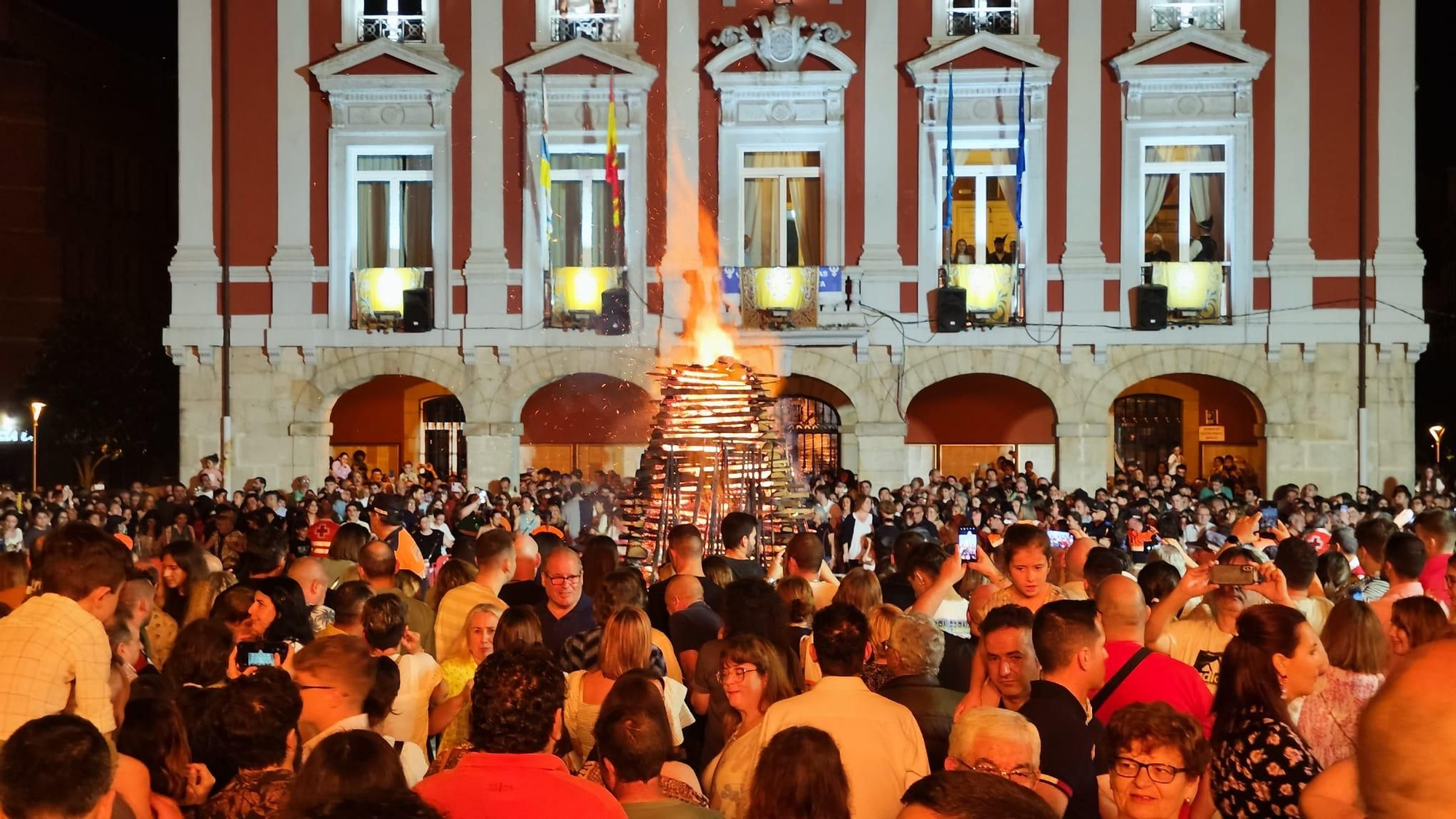 Así fue la hoguera de San Xuan en Mieres: arte, fuego y un dragón gigante