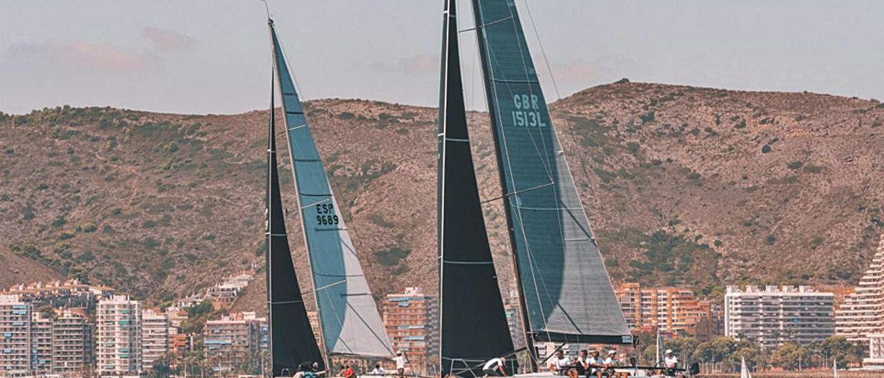 El velero valenciano M8 surca las aguas de Cullera durante la regata del pasado fin de semana.