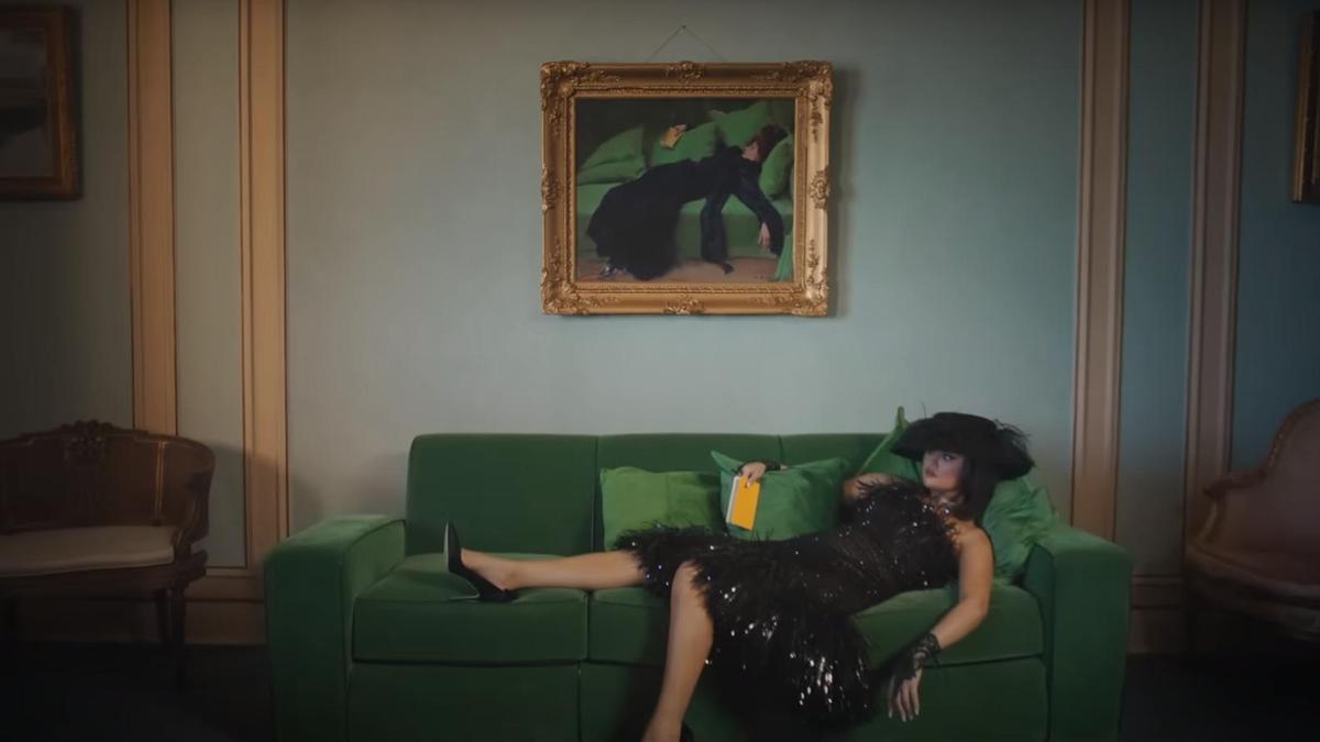 Selena Gómez al videoclip &quot;Love on&quot; on recrea el quadre de Ramon Casas