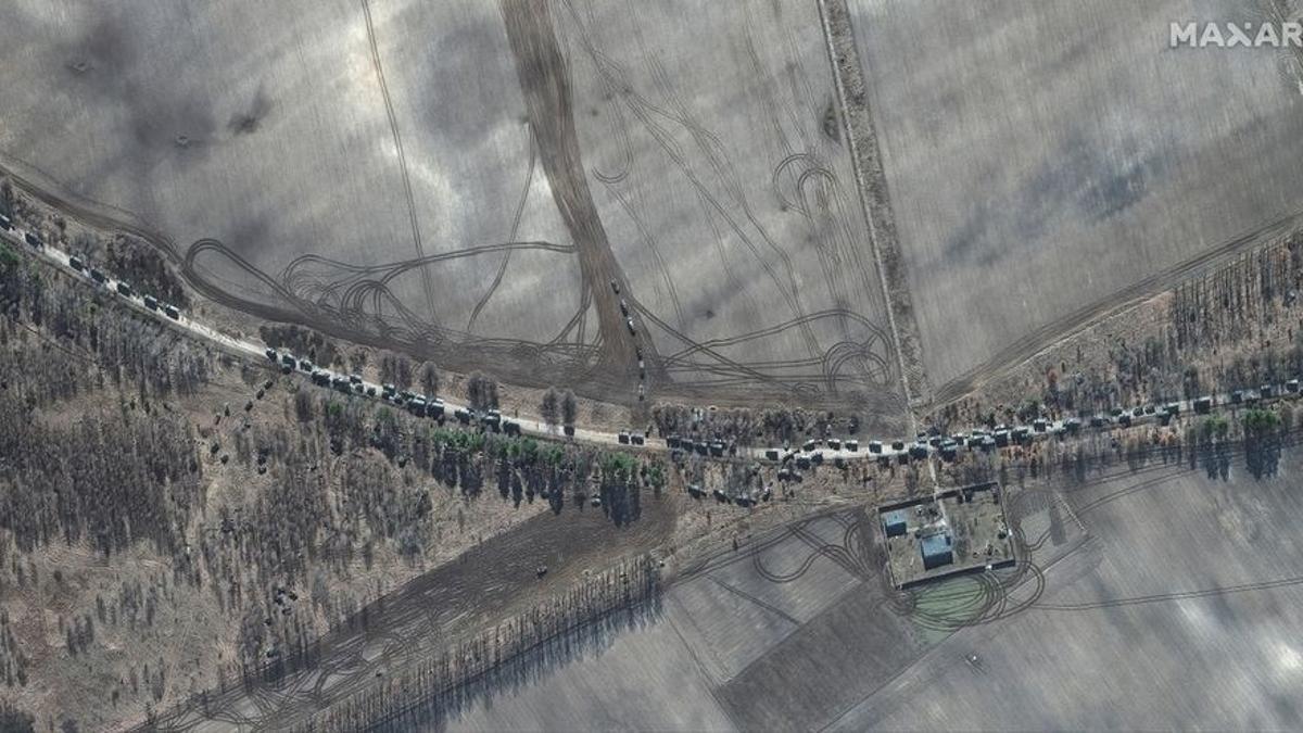 Imagen de satélite del convoy militar ruso que se dirige a Kiev.
