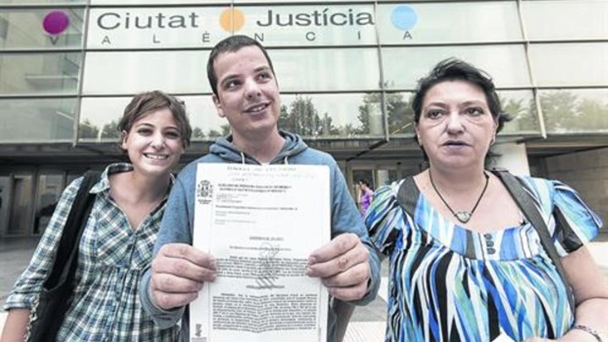 Víctor, con su madre y su hermana, ante la Audiencia Provincial, la semana pasada.