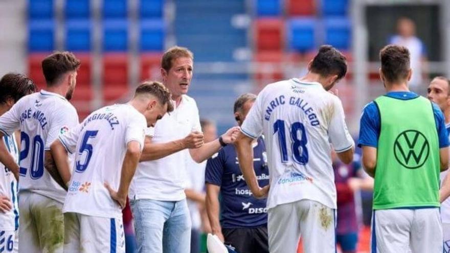 Luis Miguel Ramis se dirige a sus futbolistas en el transcurso del Eibar-Tenerife de la primera jornada. | | E.D.