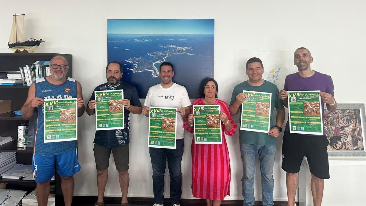 Autoridades y representantes de la fundación y los clubs con el cartel.