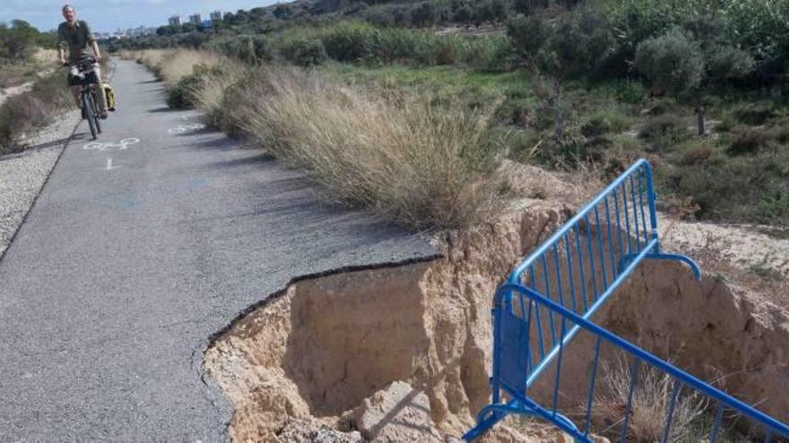 Nueve meses con un socavón en el carril bici más transitado