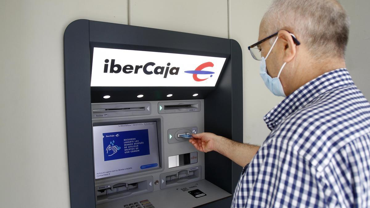 Un vecino de Zaragoza saca dinero de un cajero en la capital aragonesa