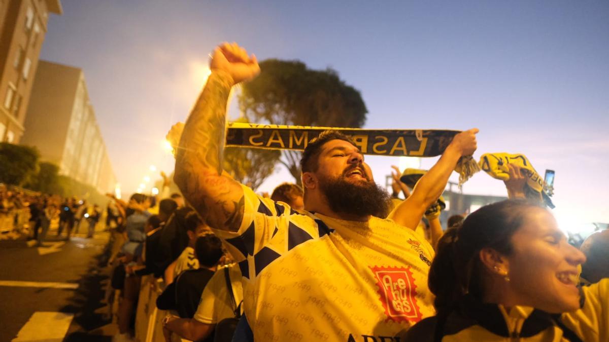 Los aficionados esperan en Fondos de Segura la guagua de la UD Las Palmas