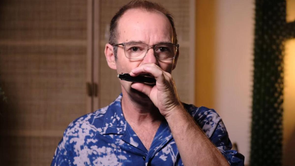 Quim Roca tocant l'harmonica