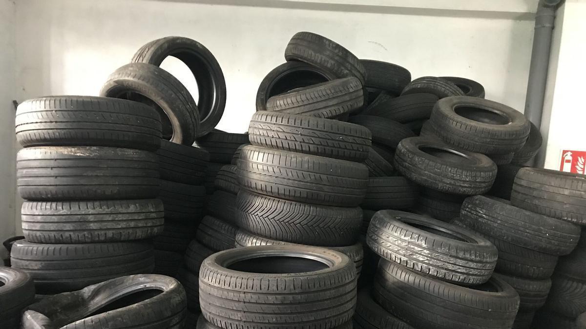 Neumáticos sin uso acumulados en un taller de reparación de vehículos de A Coruña. RUEDAS