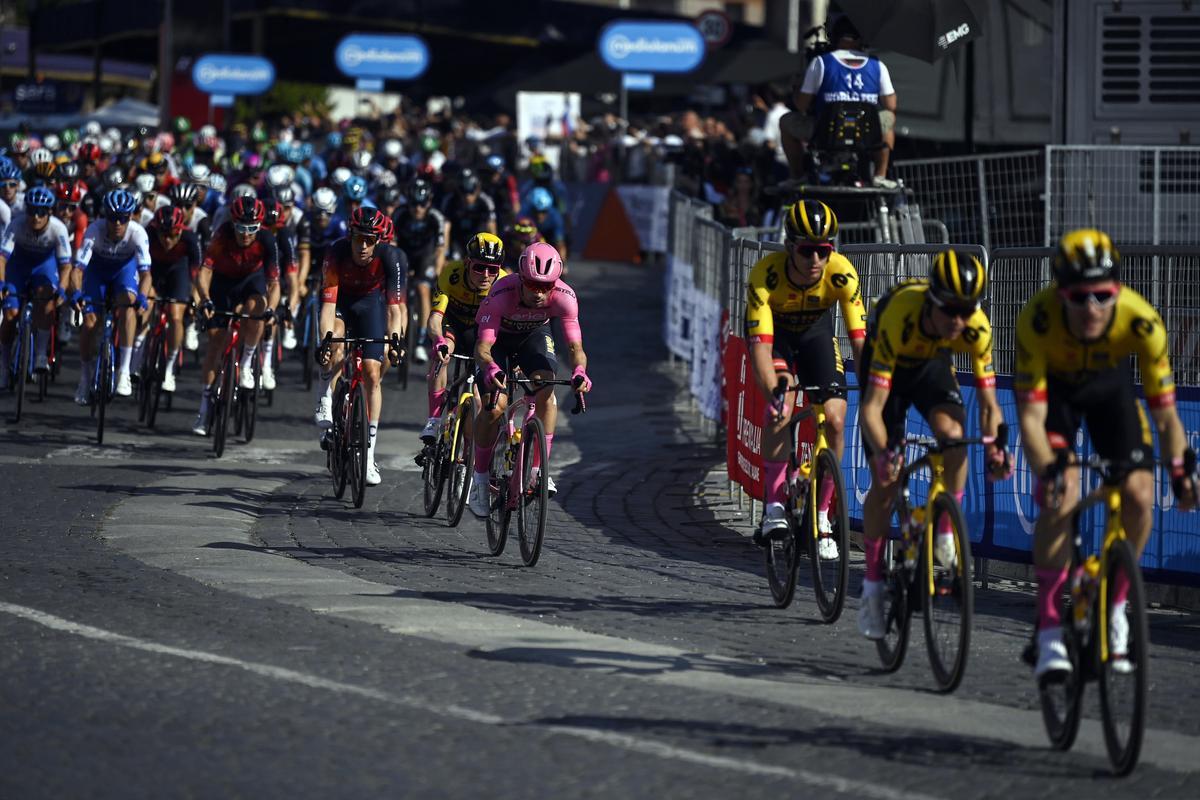 Rome (Italy), 28/05/2023.- Slovenian rider Primoz Roglic (C) of team Jumbo Visma wearing the overall leader’s pink jersey during the 21st and last stage of the 2023 Giro d’Italia cycling race, over 126 km from Rome to Rome, in Rome, Italy, 28 May 2023. (Ciclismo, Italia, Eslovenia, Roma) EFE/EPA/Riccardo Antimiani