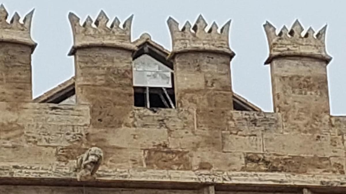 Foto del tejado de una de las estancias de la Lonja con los plásticos.