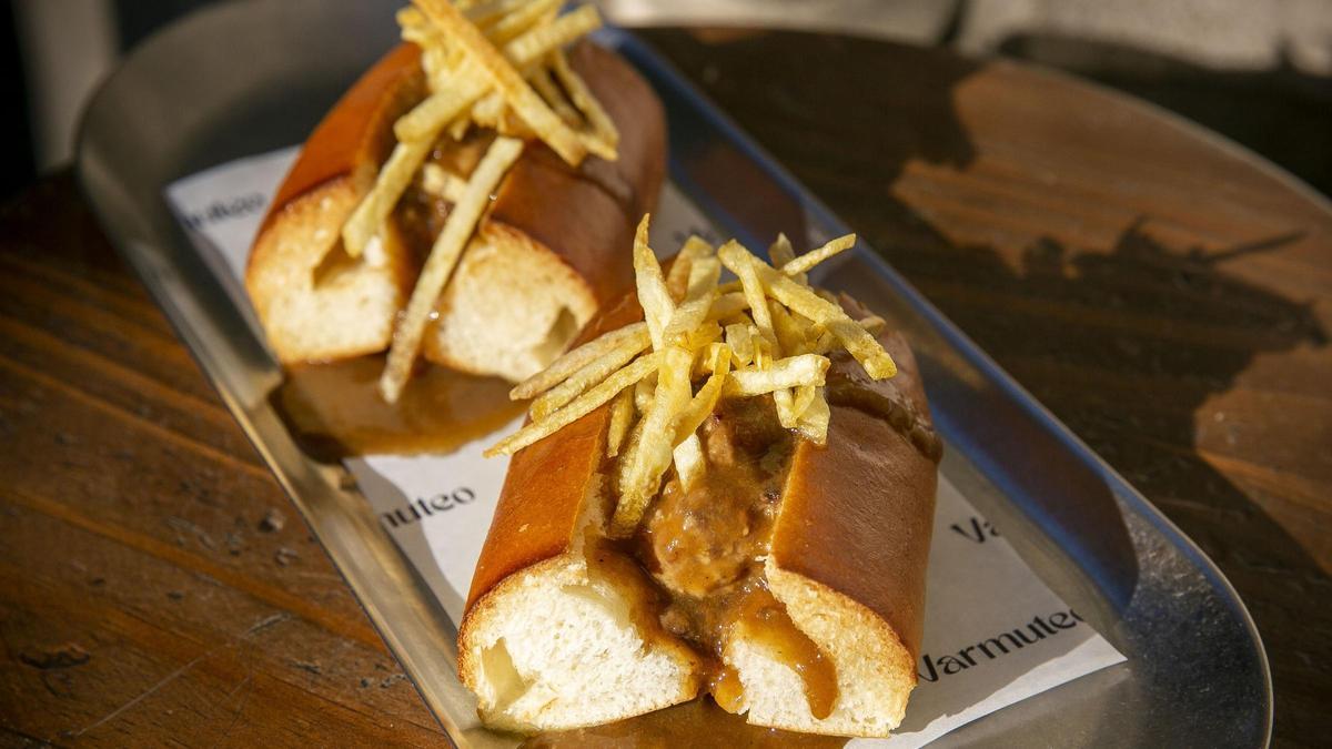 El 'hot dog' de albóndigas de Varmuteo.