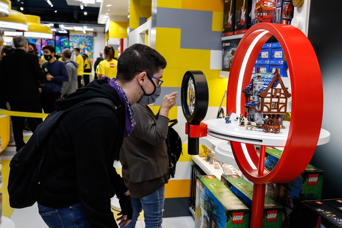 Una lupa gigante permite observar mejor los detalles de algunas construcciones de Lego.