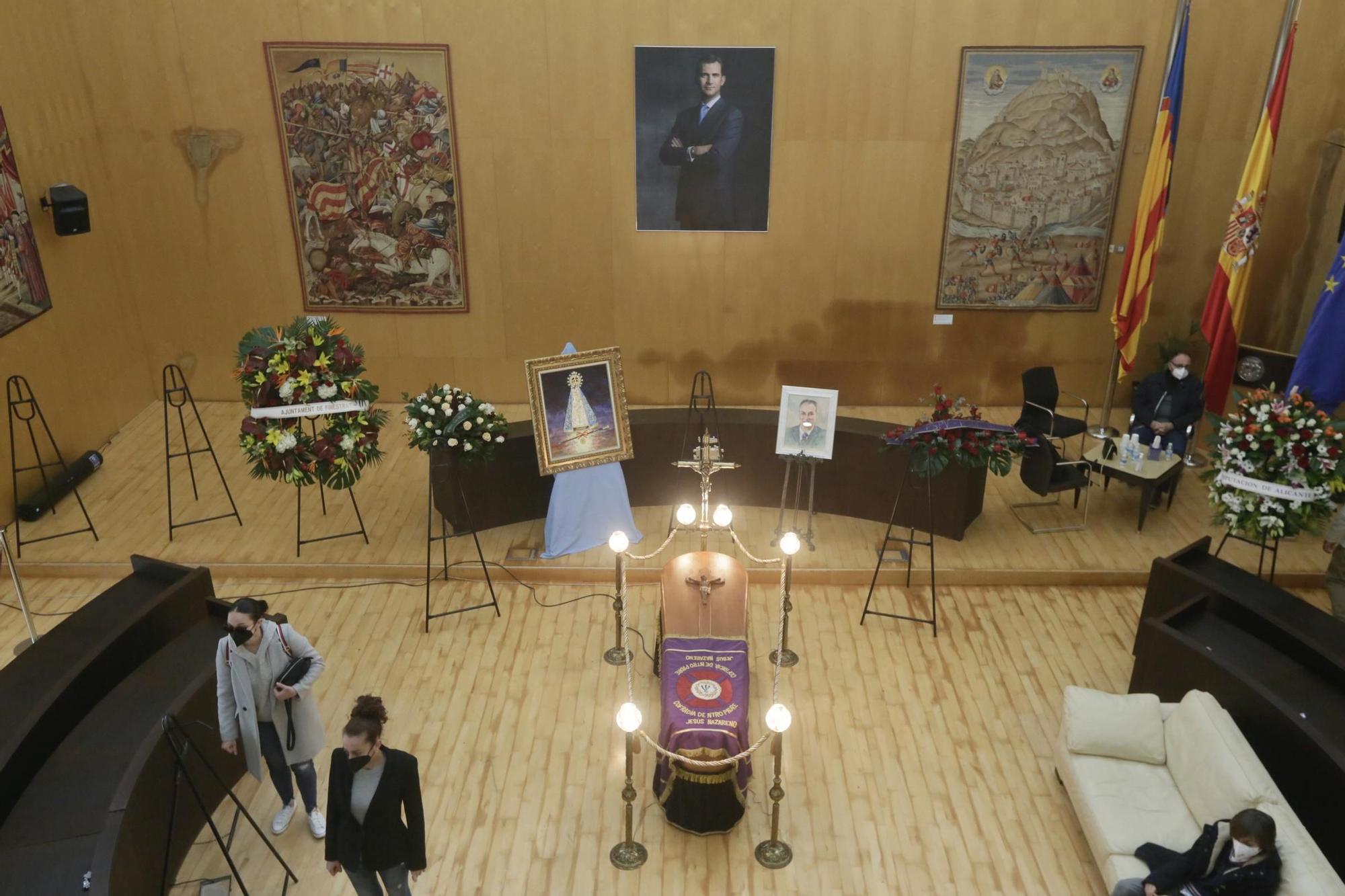 Apertura de la capilla ardiente de Agustín Navarro