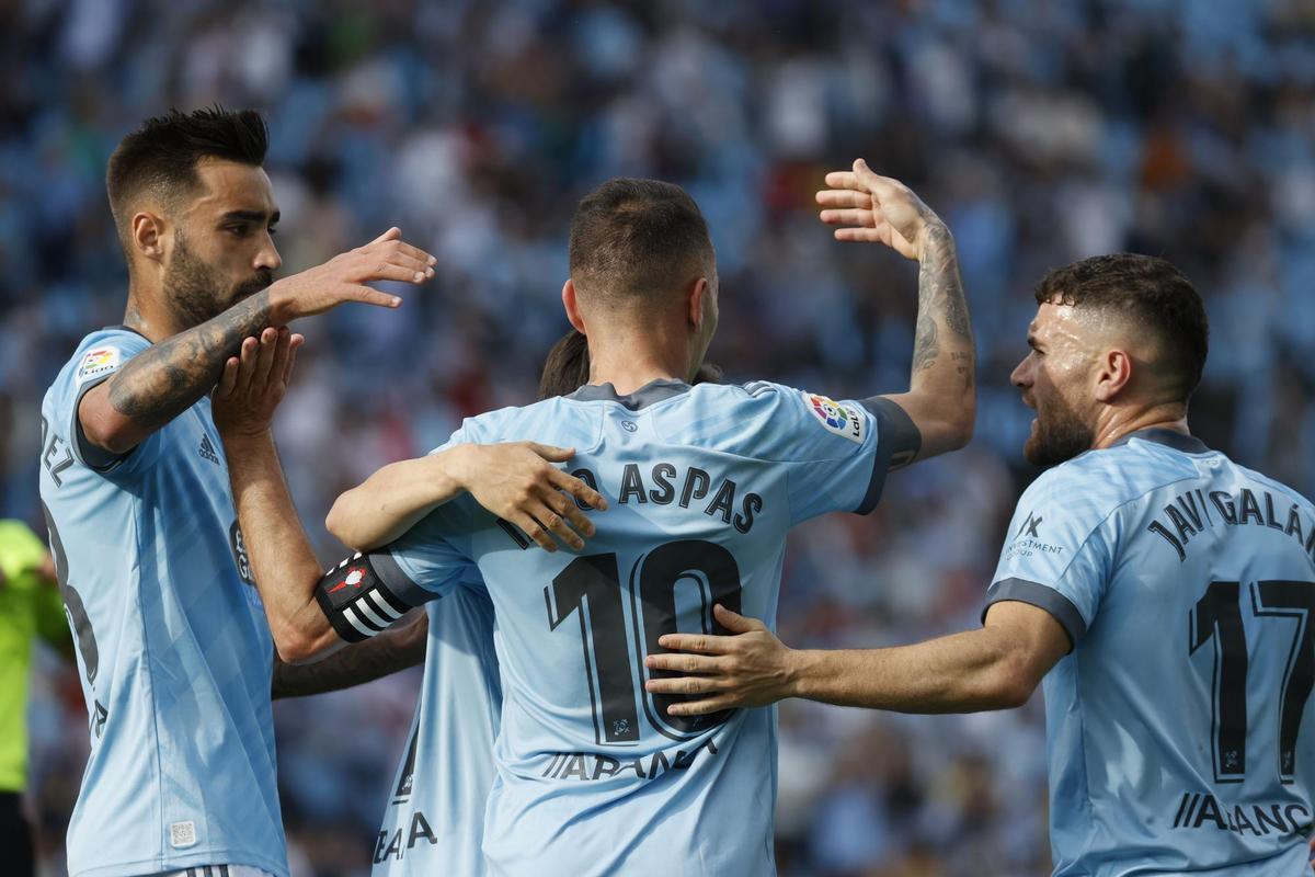 El delantero del Celta de Vigo, Iago Aspas (c), celebra con sus compañeros su gol, segundo del equipo ante el Deportivo Alavés, durante el partido de la jornada 35 de Liga en Primera División en Balaídos, en Vigo. EFE/Lavandeira jr