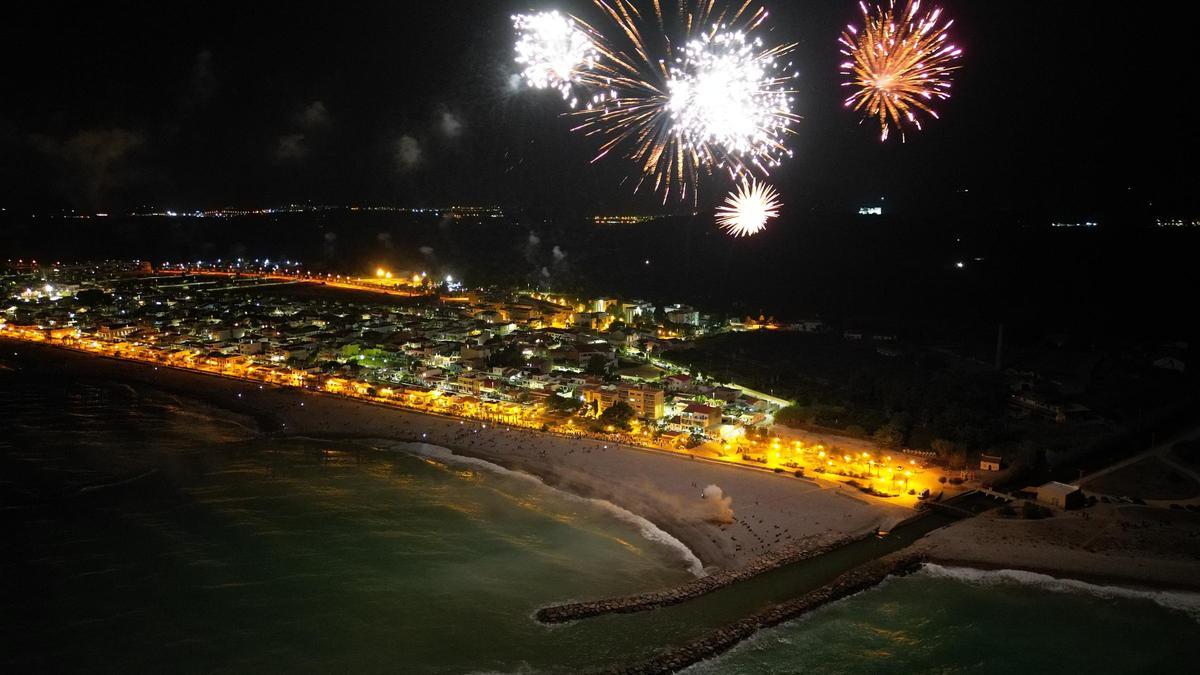 El castillo de fuegos artificiales acuático se disparará la noche del 16 de agosto en pleno litoral de la playa Casablanca de Almenara.
