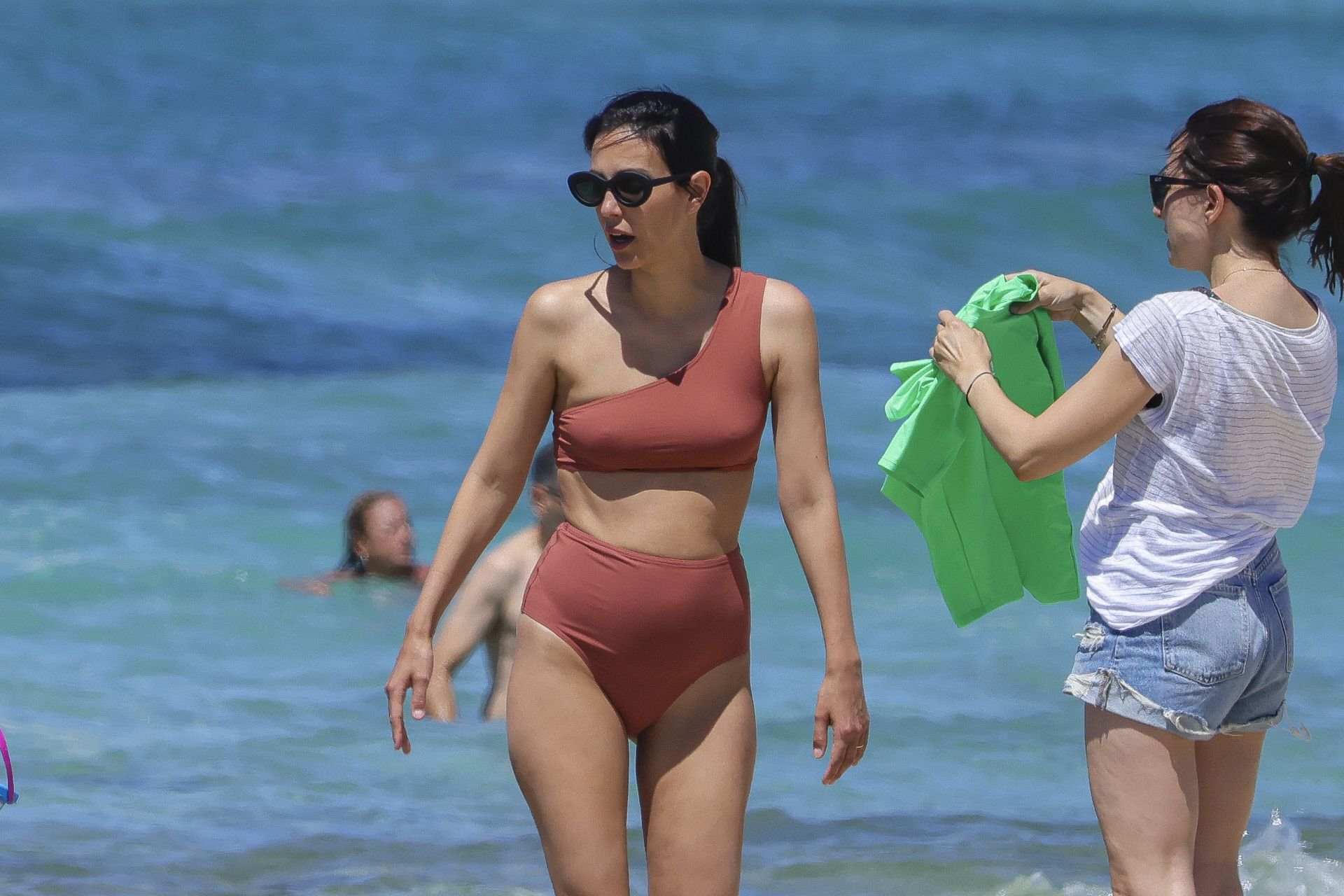 Sassa de Osma, con bikini asimétrico en Ibiza