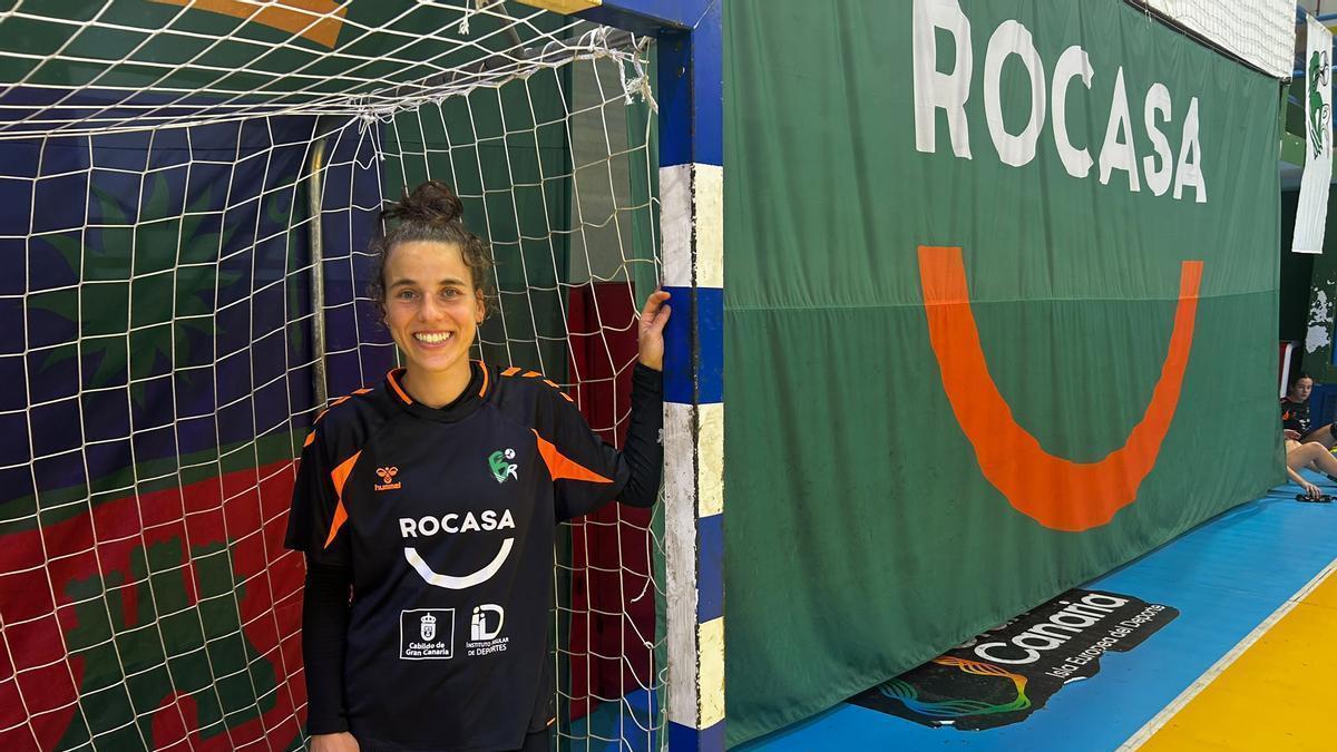 Ana Palomino, nuevo fichaje del Rocasa, posa en la portería del Pabellón Antonio Moreno.