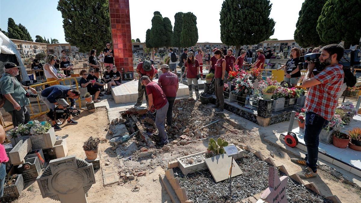 Inicio de los trabajos de exhumación de una fosa en Paterna con restos de fusilados por el franquismo.