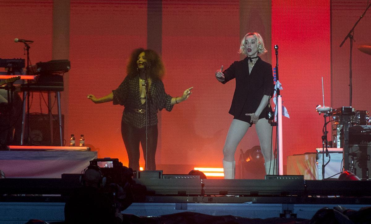 El grupo St Vincent durante su actuación en el festival Primavera Sound.