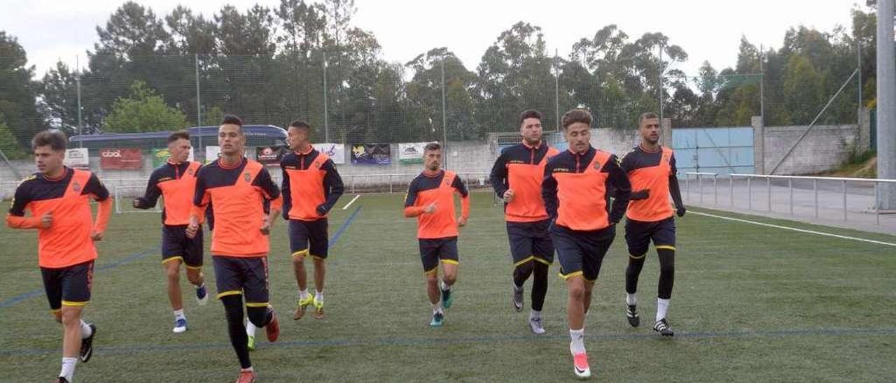 El Las Palmas entrenó ayer en el campo del Zacande, en Meis. // Noé Parga