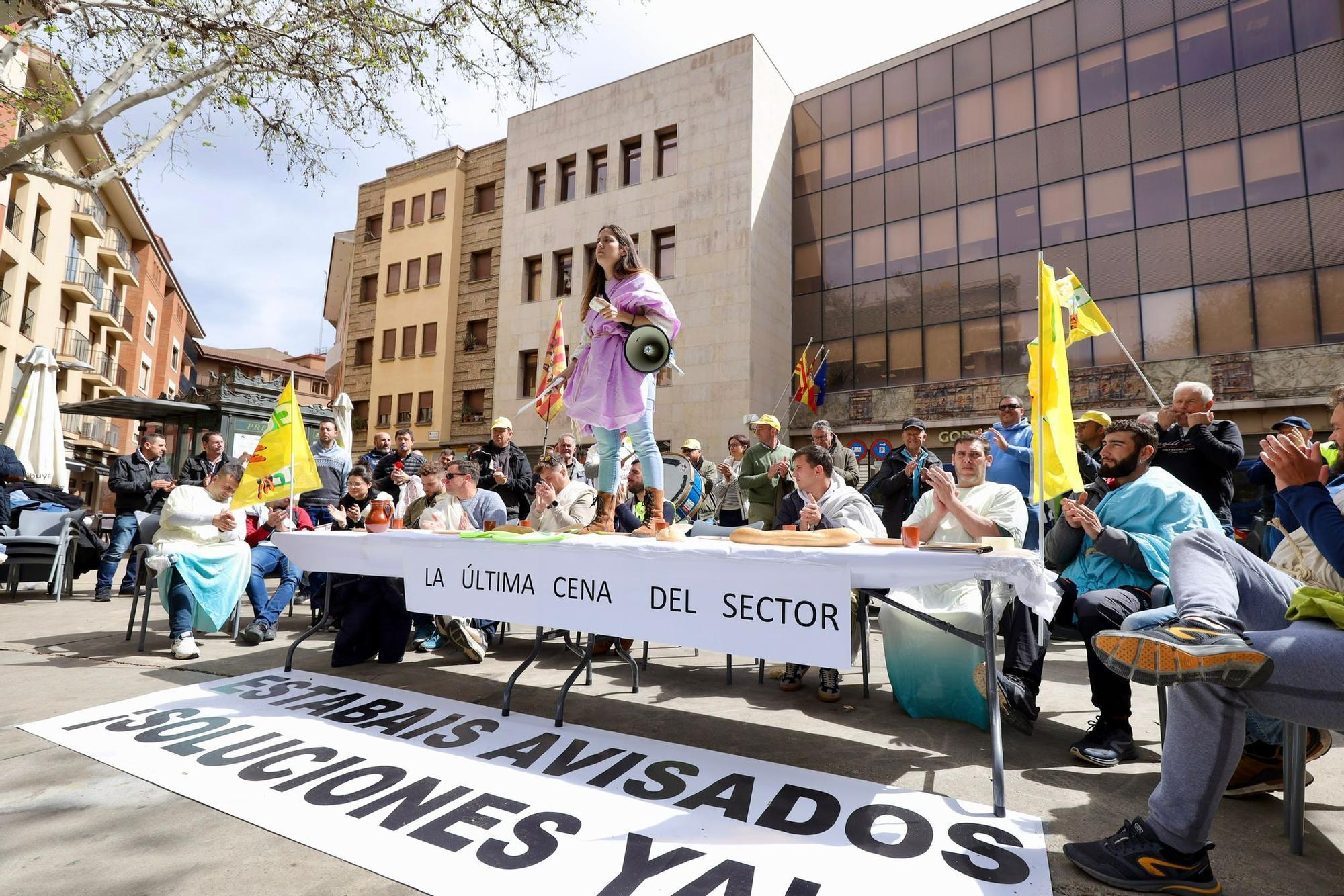 En imágenes | Concentración de los agricultores antes la consejería de Agricultura en Zaragoza