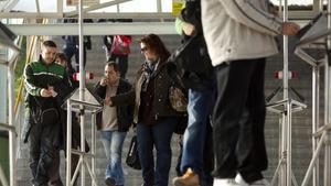 Empleados fichando a la salida del turno de trabajo en la fábrica de Seat en Martorell.