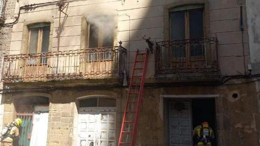 Una casa abandonada s'incendia a Calaf